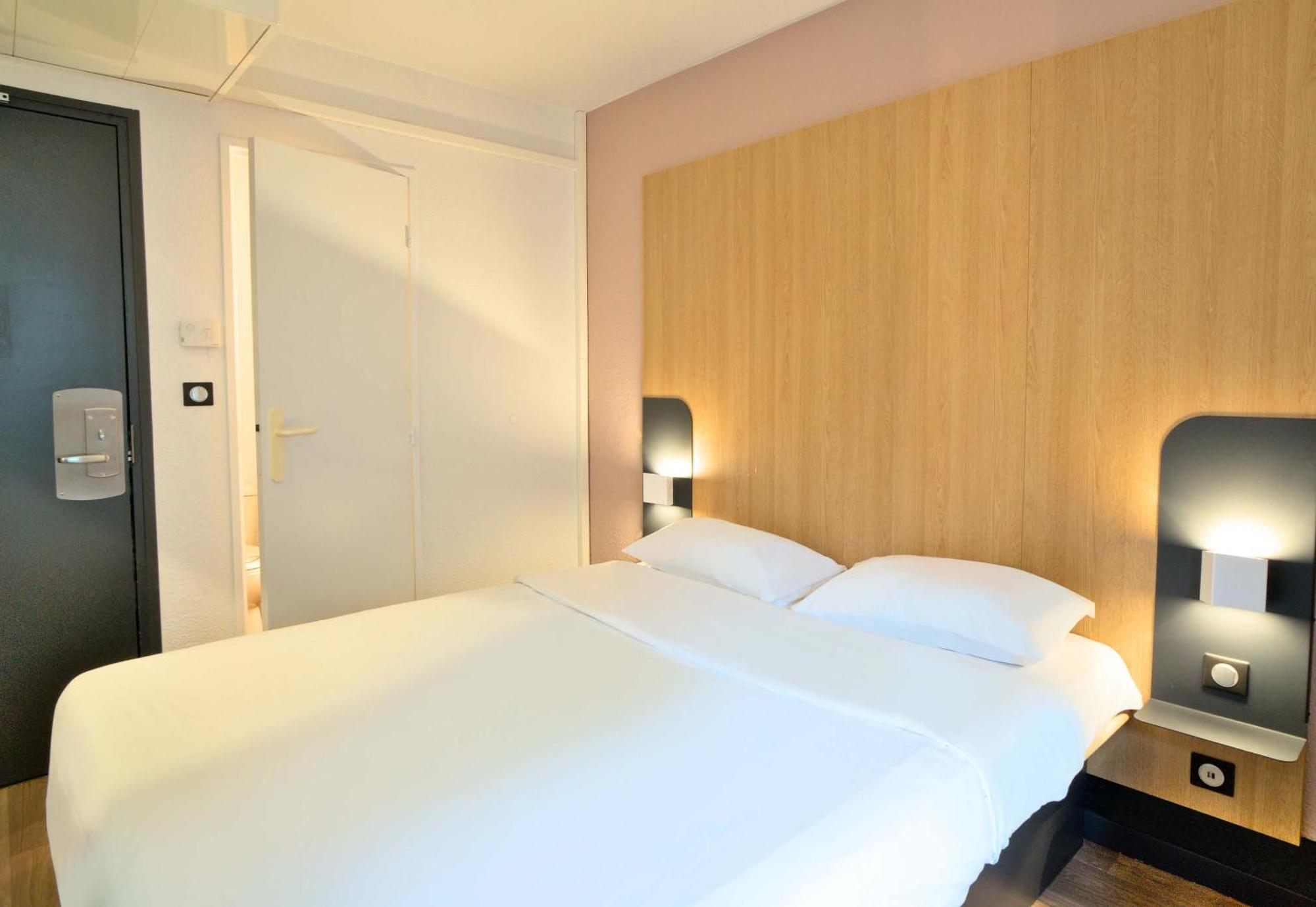 B&B Hotel Dreux Centre Bagian luar foto